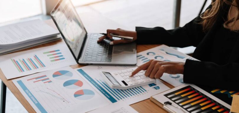 Bookkeeper for Small Business analyzing reports