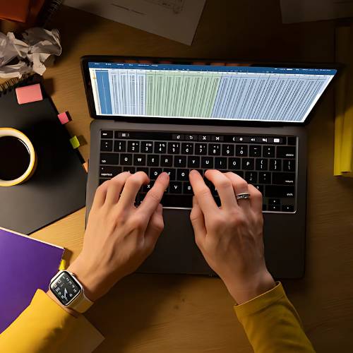 Choosing the Right QuickBooks Online Bookkeeping Services 2 Certified QuickBooks ProAdvisor helping a business owner with QuickBooks Online