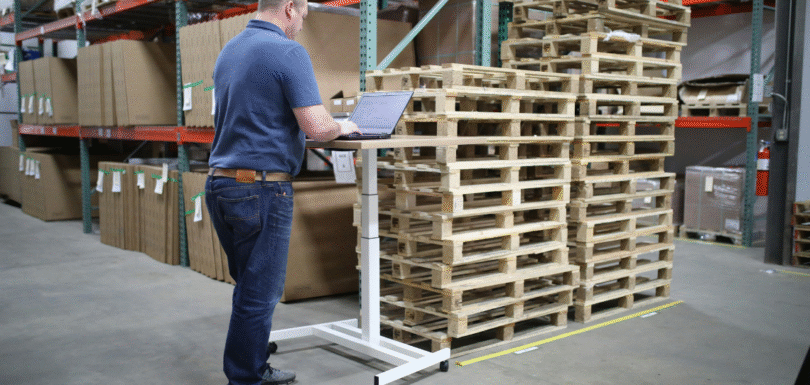 Worker using a warehouse stock management system in a warehouse